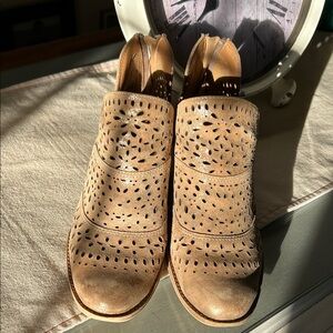 Sofft Women's Tan Perforated Ankle Boots size 71/2